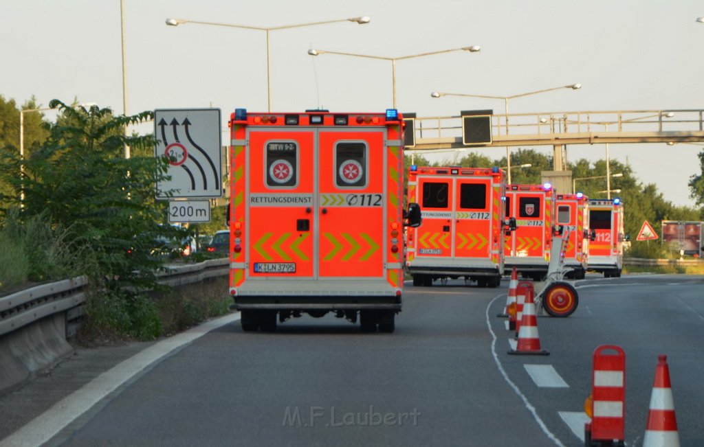 Einsatz BF Koeln Klimaanlage Reisebus defekt A 3 Rich Koeln hoehe Leverkusen P156.JPG